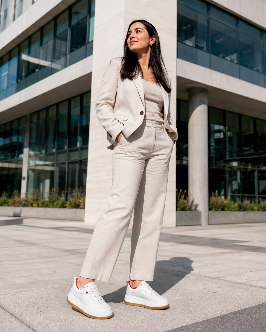 NUVE Blanco en un look de oficina